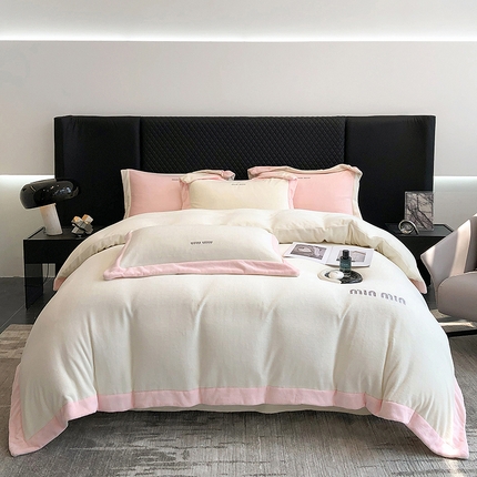 91家纺网 家纺一手货源 找家纺 懒猫家纺 2024新款贝利刺绣牛奶绒四件套 贝利-奶昔白粉