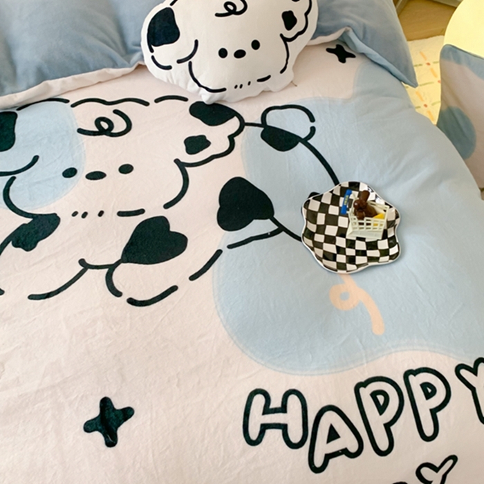 91家纺网 家纺一手货源 找家纺 澳萝拉2023新款大版数码牛奶绒五件套配送同款小抱枕 开心狗