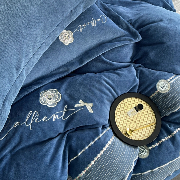 91家纺网 家纺一手货源 找家纺 丝涟家居 2023牛奶绒绣花四件套-山茶花 蓝色