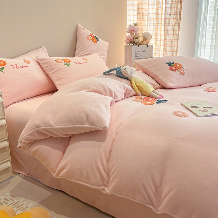 91家纺网 家纺一手货源 找家纺 懒猫家纺 2024新款牛奶绒毛巾绣四件套 手捧花