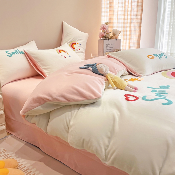 91家纺网 家纺一手货源 找家纺 懒猫家纺 2024新款牛奶绒毛巾绣四件套 彩虹