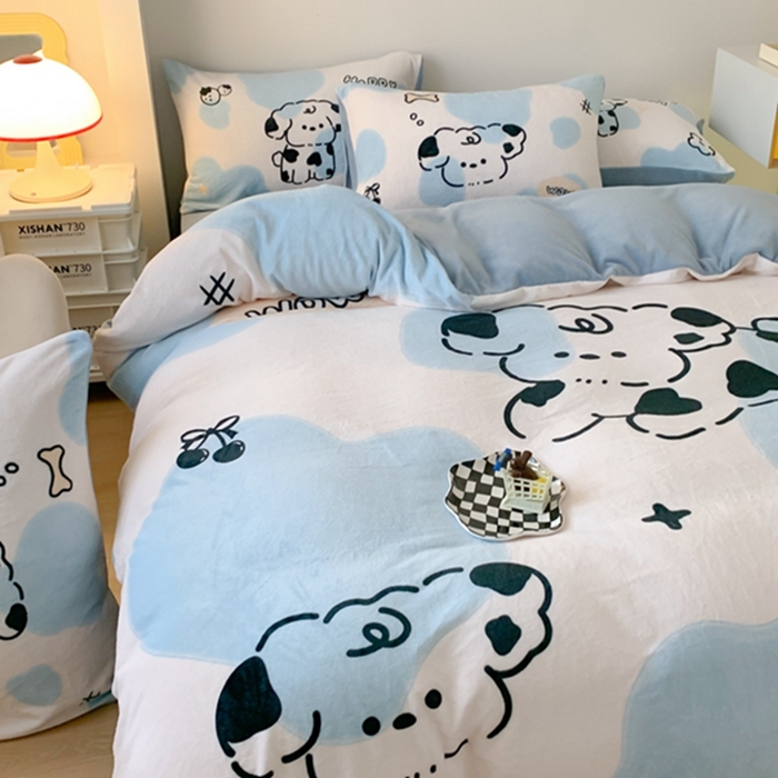 91家纺网 家纺一手货源 找家纺 澳萝拉2023新款大版数码牛奶绒五件套配送同款小抱枕 开心狗