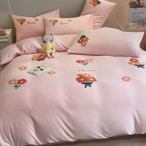 91家纺网 家纺一手货源 找家纺 懒猫家纺 2024新款牛奶绒毛巾绣四件套 手捧花