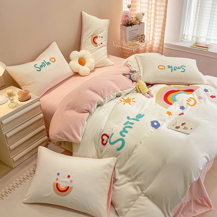 91家纺网 家纺一手货源 找家纺 懒猫家纺 2024新款牛奶绒毛巾绣四件套 彩虹