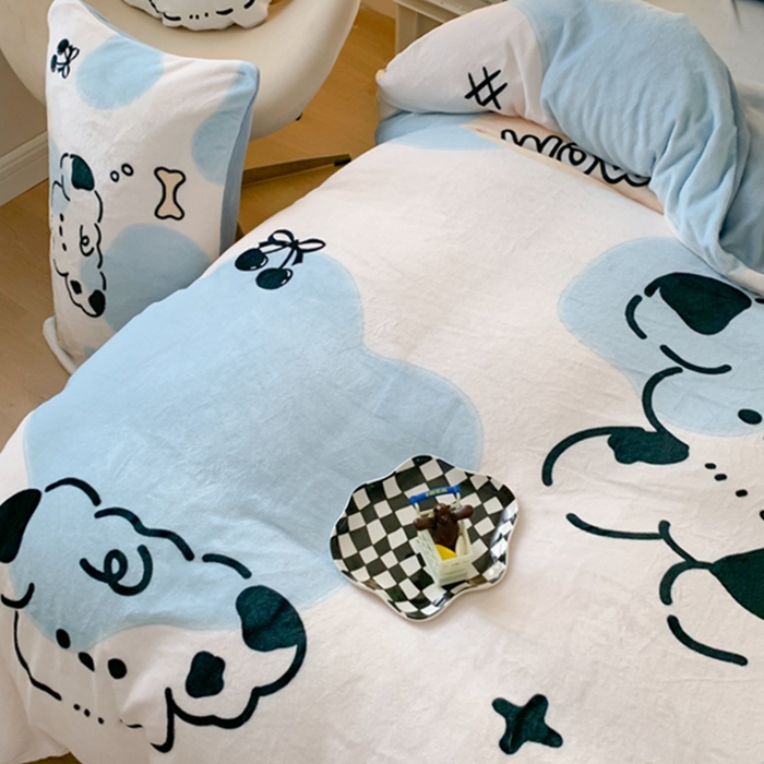 91家纺网 家纺一手货源 找家纺 澳萝拉2023新款大版数码牛奶绒五件套配送同款小抱枕 开心狗