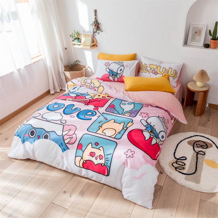 91家纺网 家纺一手货源 找家纺 璞素家居 2023新款可爱卡通动漫二次元插画涂鸦风聚酯纤维四件套 桃花朵朵