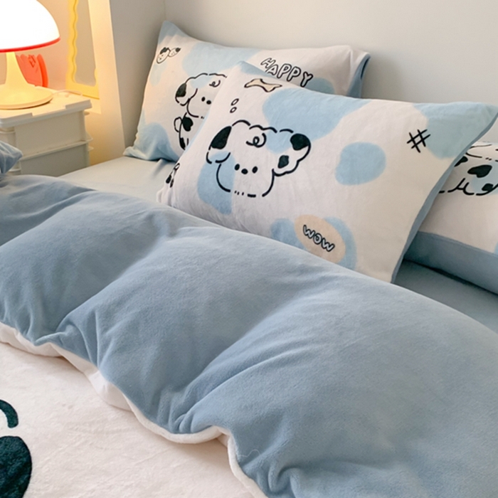 91家纺网 家纺一手货源 找家纺 澳萝拉2023新款大版数码牛奶绒五件套配送同款小抱枕 开心狗