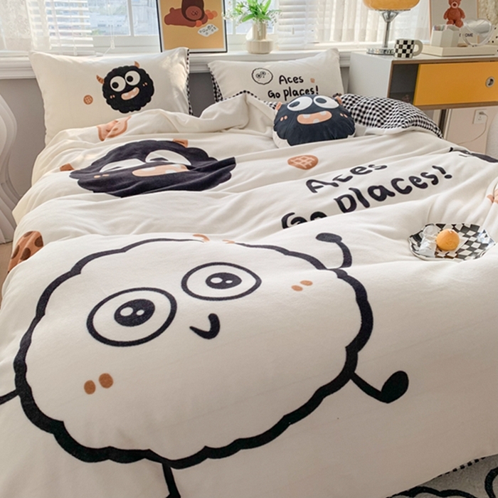 91家纺网 家纺一手货源 找家纺 澳萝拉2023新款大版数码牛奶绒五件套配送同款小抱枕 黑煤球