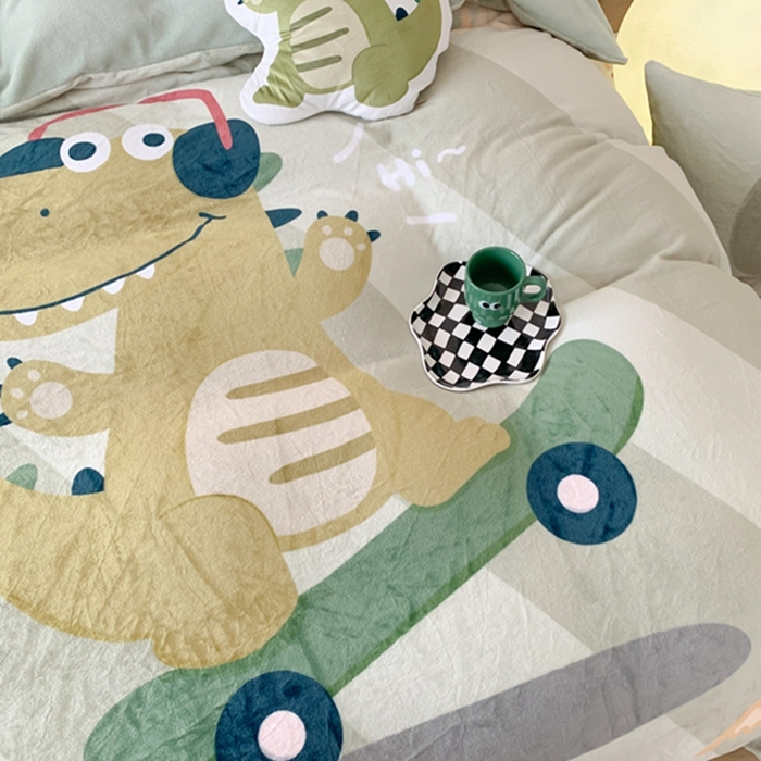 91家纺网 家纺一手货源 找家纺 澳萝拉2023新款大版数码牛奶绒五件套配送同款小抱枕 滑板龙