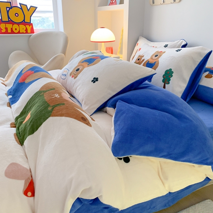 91家纺网 家纺一手货源 找家纺 澳萝拉2023新款大版数码牛奶绒五件套配送同款小抱枕 乐乐熊