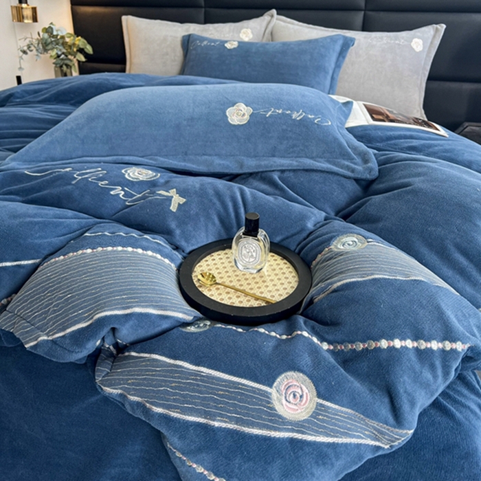 91家纺网 家纺一手货源 找家纺 丝涟家居 2023牛奶绒绣花四件套-山茶花 蓝色