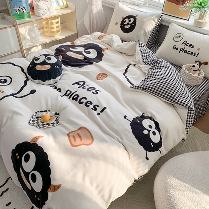 91家纺网 家纺一手货源 找家纺 澳萝拉2023新款大版数码牛奶绒五件套配送同款小抱枕 黑煤球