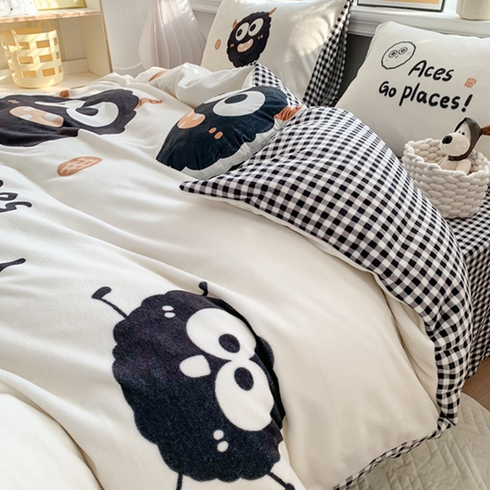 91家纺网 家纺一手货源 找家纺 澳萝拉2023新款大版数码牛奶绒五件套配送同款小抱枕 黑煤球