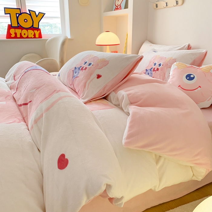 91家纺网 家纺一手货源 找家纺 澳萝拉2023新款大版数码牛奶绒五件套配送同款小抱枕 抱抱小怪兽