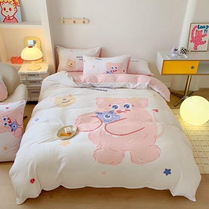 91家纺网 家纺一手货源 找家纺 澳萝拉2023新款大版数码牛奶绒五件套配送同款小抱枕 抱抱小怪兽