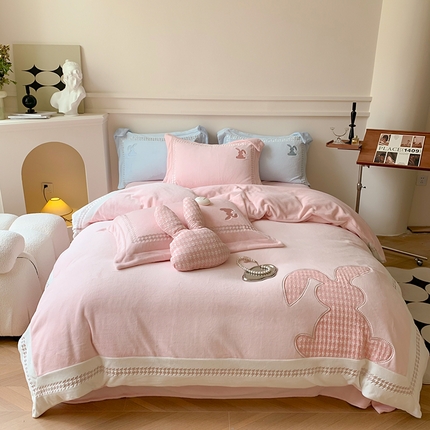 91家纺网 家纺一手货源 找家纺 （总）曼布缇 2025新款牛奶绒贴布绣花款四件套-艾娜兔绒（风格一）