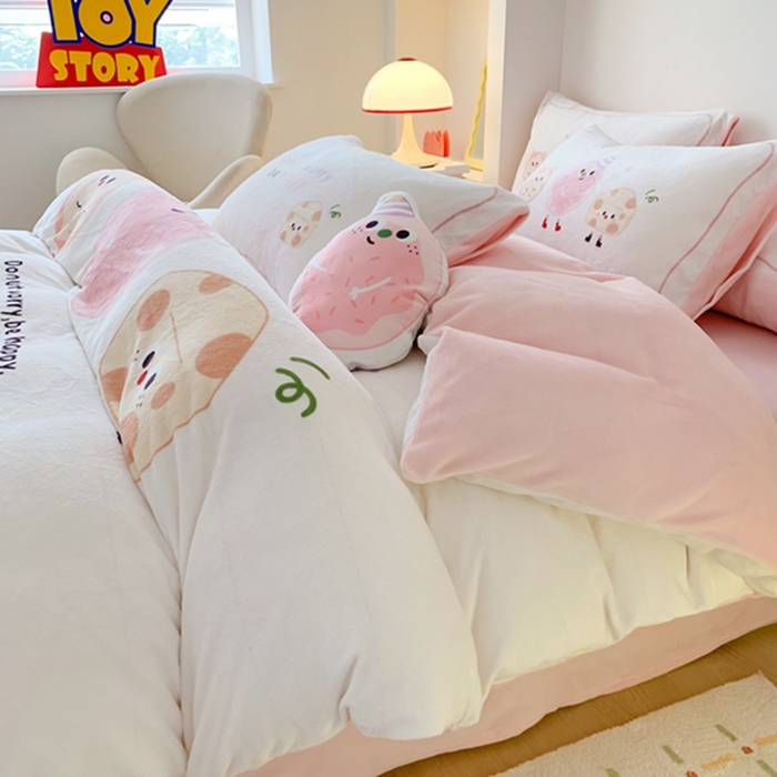 91家纺网 家纺一手货源 找家纺 澳萝拉2023新款大版数码牛奶绒五件套配送同款小抱枕 甜心奶酪