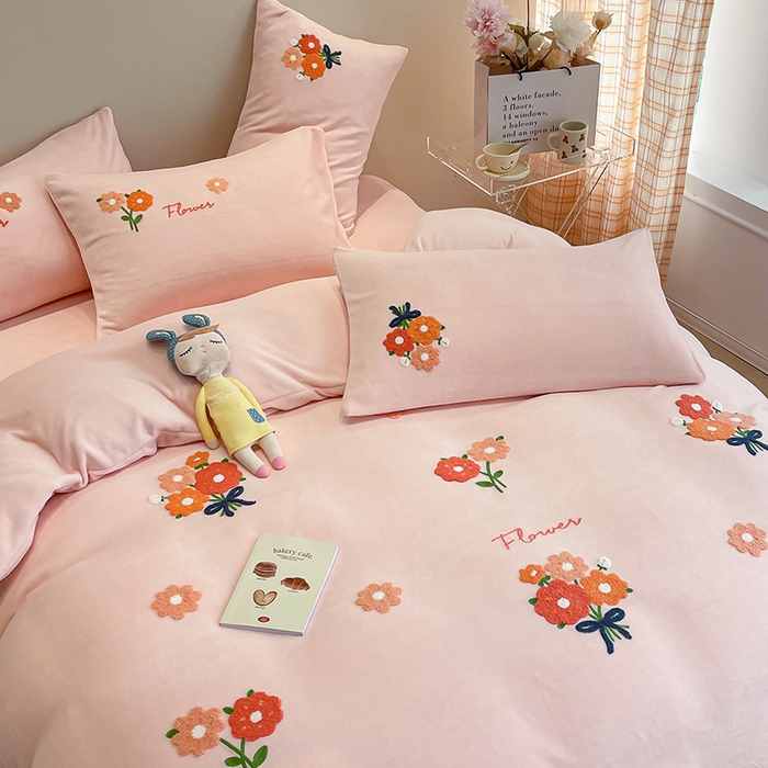 91家纺网 家纺一手货源 找家纺 懒猫家纺 2024新款牛奶绒毛巾绣四件套 手捧花