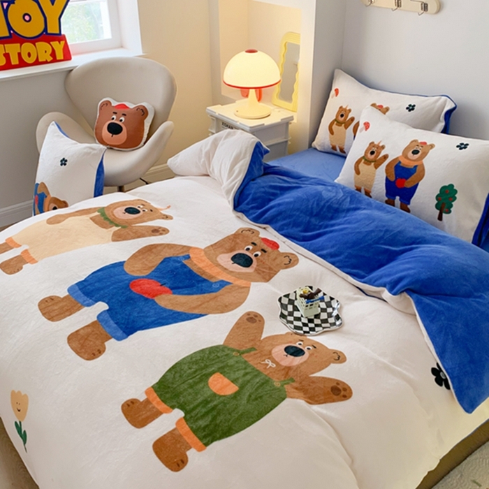 91家纺网 家纺一手货源 找家纺 澳萝拉2023新款大版数码牛奶绒五件套配送同款小抱枕 乐乐熊