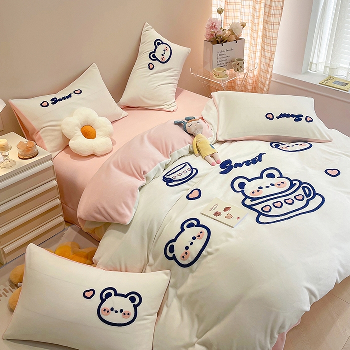 91家纺网 家纺一手货源 找家纺 懒猫家纺 2024新款牛奶绒毛巾绣四件套 茶杯熊