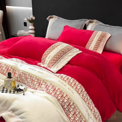 91家纺网 家纺一手货源 找家纺 卡巴伦家纺 2023新款倾城系列-A类牛奶绒绣花拼接款四件套 倾城-红