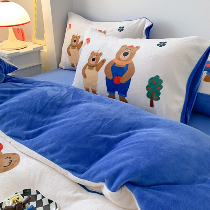 91家纺网 家纺一手货源 找家纺 澳萝拉2023新款大版数码牛奶绒五件套配送同款小抱枕 乐乐熊