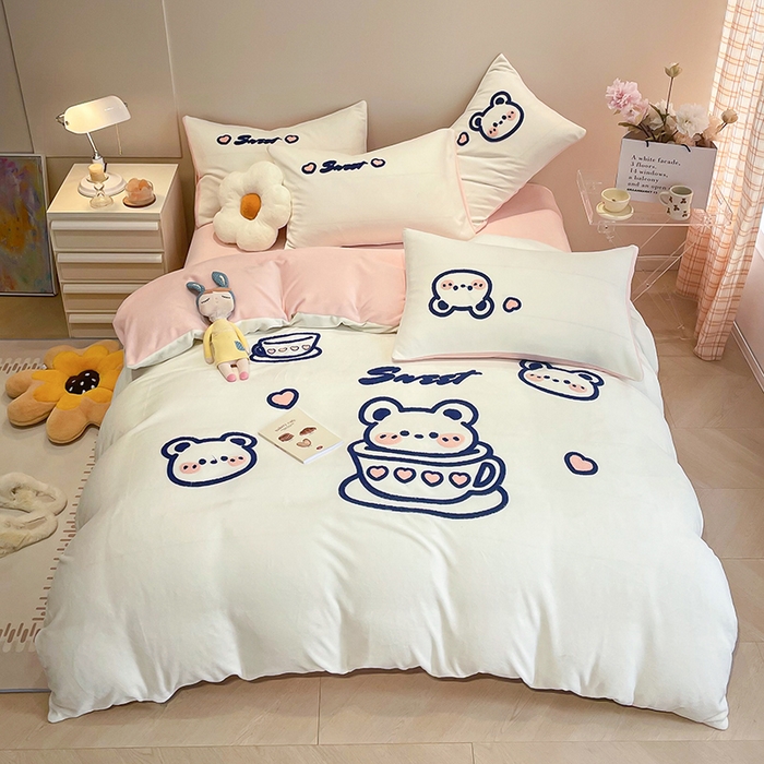 91家纺网 家纺一手货源 找家纺 懒猫家纺 2024新款牛奶绒毛巾绣四件套 茶杯熊