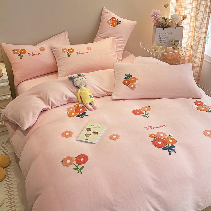 91家纺网 家纺一手货源 找家纺 懒猫家纺 2024新款牛奶绒毛巾绣四件套 手捧花