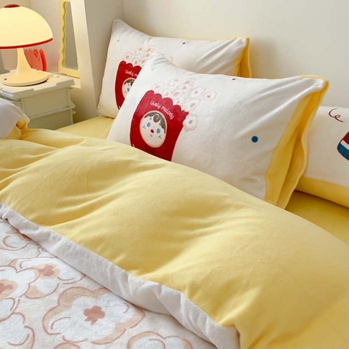 91家纺网 家纺一手货源 找家纺 澳萝拉2023新款大版数码牛奶绒五件套配送同款小抱枕 爆米花