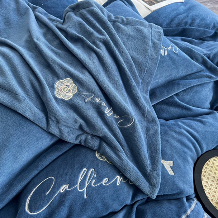 91家纺网 家纺一手货源 找家纺 丝涟家居 2023牛奶绒绣花四件套-山茶花 蓝色