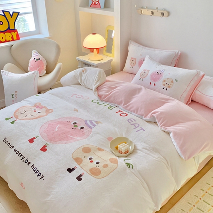 91家纺网 家纺一手货源 找家纺 澳萝拉2023新款大版数码牛奶绒五件套配送同款小抱枕 甜心奶酪