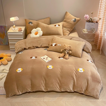 91家纺网 家纺一手货源 找家纺 懒猫家纺 2024新款牛奶绒毛巾绣四件套 小旺柴