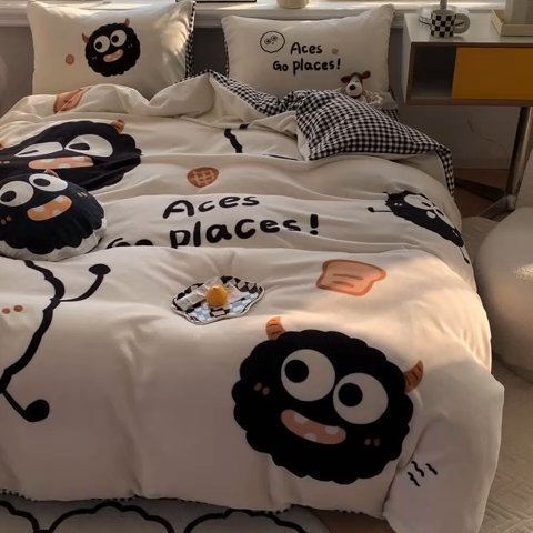 91家纺网 家纺一手货源 找家纺 澳萝拉2023新款大版数码牛奶绒五件套配送同款小抱枕 黑煤球