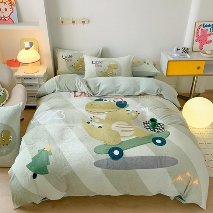 91家纺网 家纺一手货源 找家纺 澳萝拉2023新款大版数码牛奶绒五件套配送同款小抱枕 滑板龙