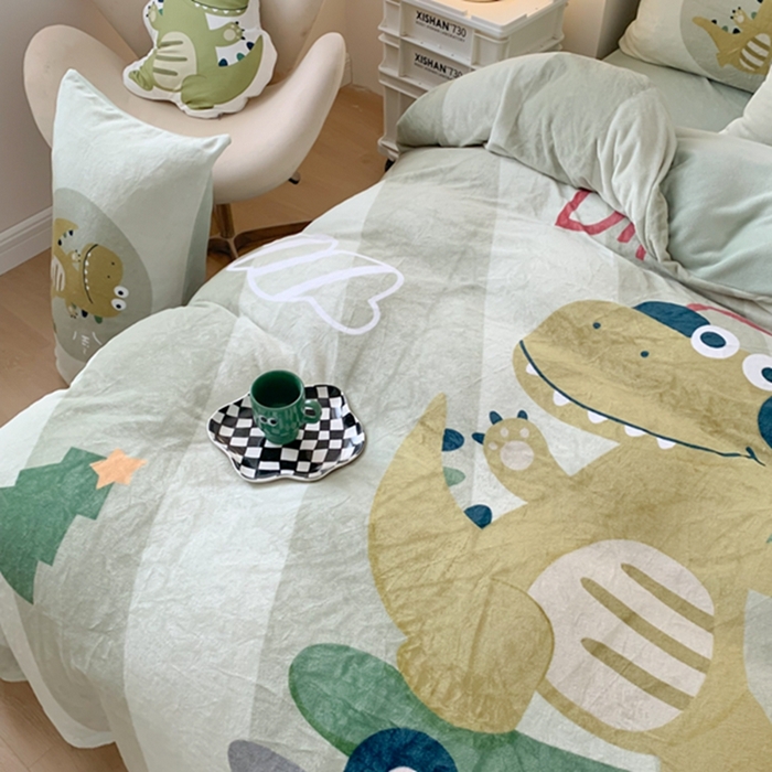 91家纺网 家纺一手货源 找家纺 澳萝拉2023新款大版数码牛奶绒五件套配送同款小抱枕 滑板龙