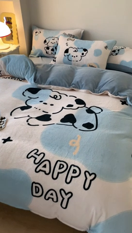 91家纺网 家纺一手货源 找家纺 澳萝拉2023新款大版数码牛奶绒五件套配送同款小抱枕 开心狗