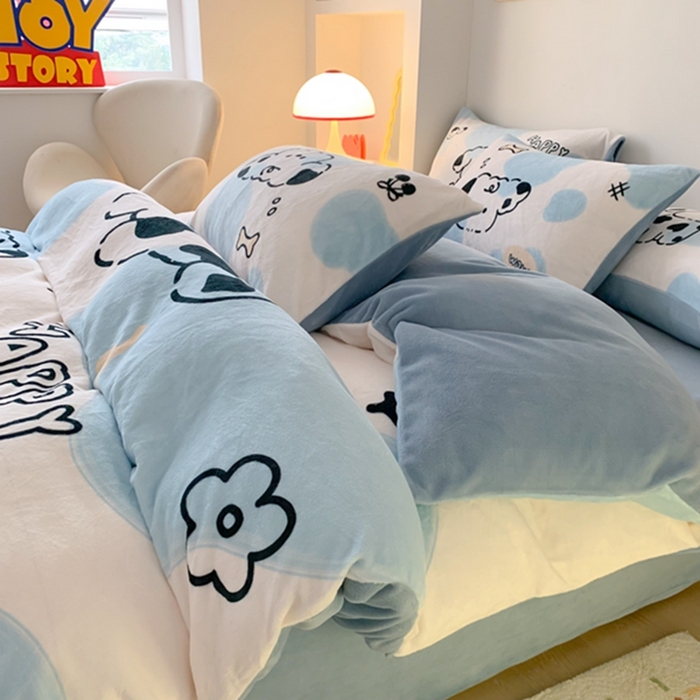 91家纺网 家纺一手货源 找家纺 澳萝拉2023新款大版数码牛奶绒五件套配送同款小抱枕 开心狗