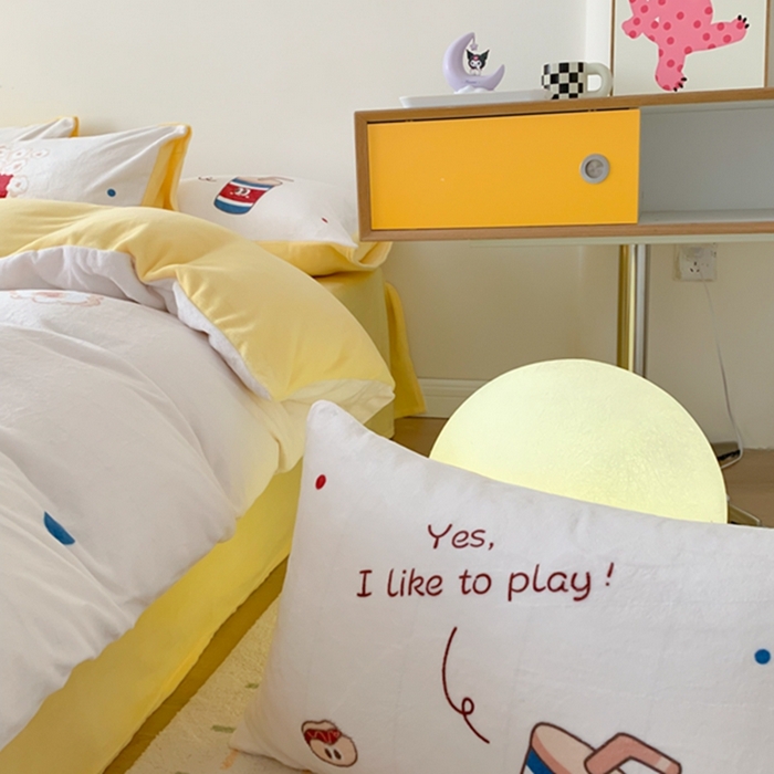 91家纺网 家纺一手货源 找家纺 澳萝拉2023新款大版数码牛奶绒五件套配送同款小抱枕 爆米花