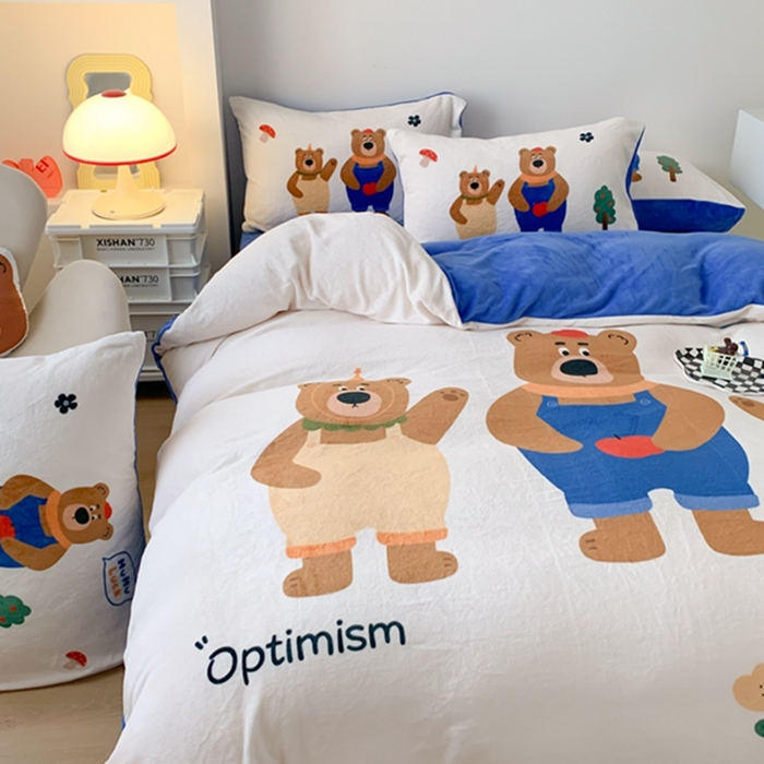 91家纺网 家纺一手货源 找家纺 澳萝拉2023新款大版数码牛奶绒五件套配送同款小抱枕 乐乐熊