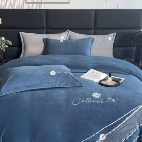 91家纺网 家纺一手货源 找家纺 丝涟家居 2023牛奶绒绣花四件套-山茶花 蓝色