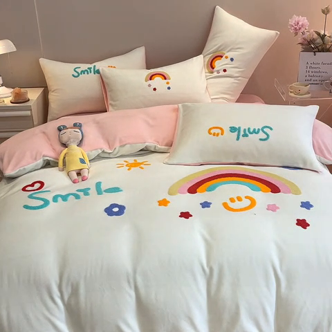 91家纺网 家纺一手货源 找家纺 懒猫家纺 2024新款牛奶绒毛巾绣四件套 彩虹