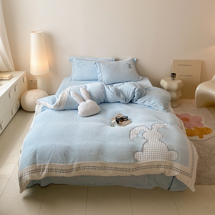 91家纺网 家纺一手货源 找家纺 曼布缇 2025新款牛奶绒贴布绣花款四件套--艾娜兔绒（风格二） 绒艾娜兔-蓝