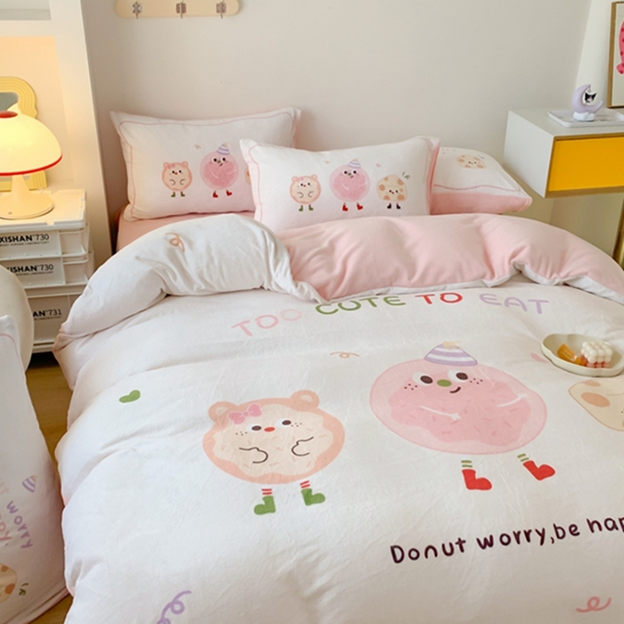 91家纺网 家纺一手货源 找家纺 澳萝拉2023新款大版数码牛奶绒五件套配送同款小抱枕 甜心奶酪