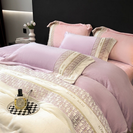 91家纺网 家纺一手货源 找家纺 （总）卡巴伦家纺 2023新款倾城系列-A类牛奶绒绣花拼接款四件套