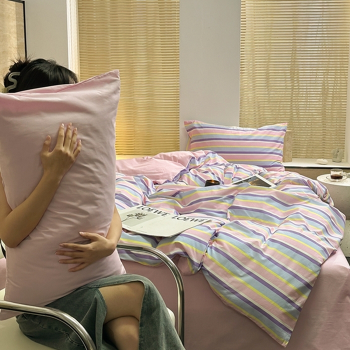 91家纺网 家纺一手货源 找家纺 洋铭区（原狠狠爱） 2023新款全棉水洗棉多巴胺条纹四件套 多巴胺紫粉条