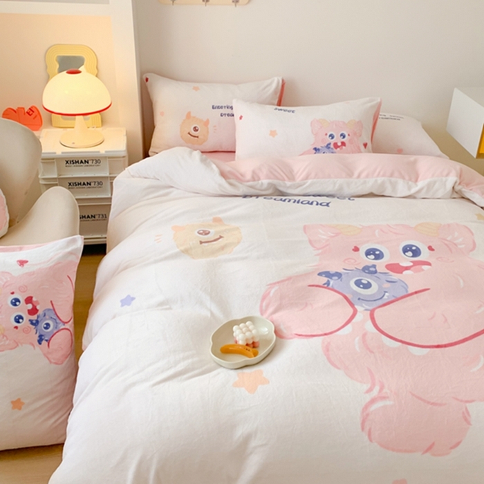 91家纺网 家纺一手货源 找家纺 （总）澳萝拉2023新款大版数码牛奶绒五件套配送同款小抱枕