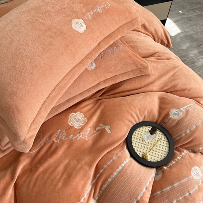 91家纺网 家纺一手货源 找家纺 丝涟家居 2023牛奶绒绣花四件套-山茶花 橙色