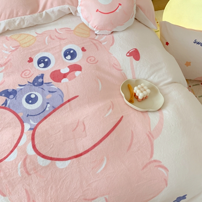 91家纺网 家纺一手货源 找家纺 （总）澳萝拉2023新款大版数码牛奶绒五件套配送同款小抱枕