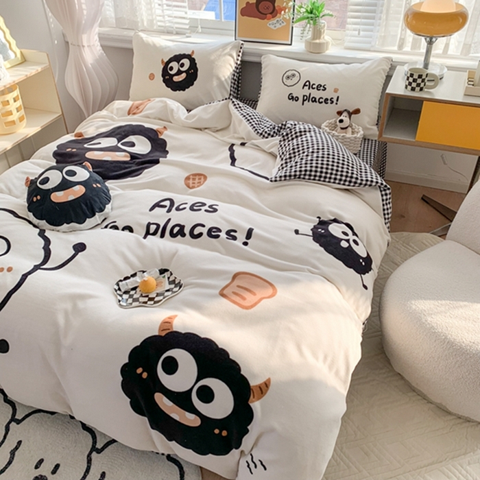 91家纺网 家纺一手货源 找家纺 澳萝拉2023新款大版数码牛奶绒五件套配送同款小抱枕 黑煤球