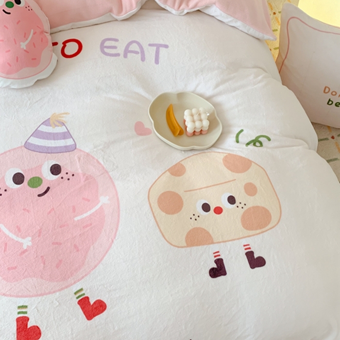 91家纺网 家纺一手货源 找家纺 澳萝拉2023新款大版数码牛奶绒五件套配送同款小抱枕 甜心奶酪